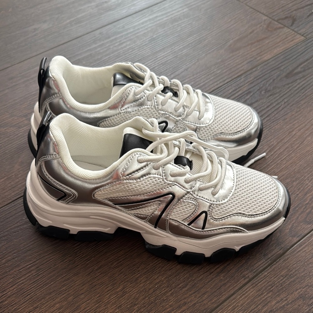 Stylish Sneakers in Silver and Black